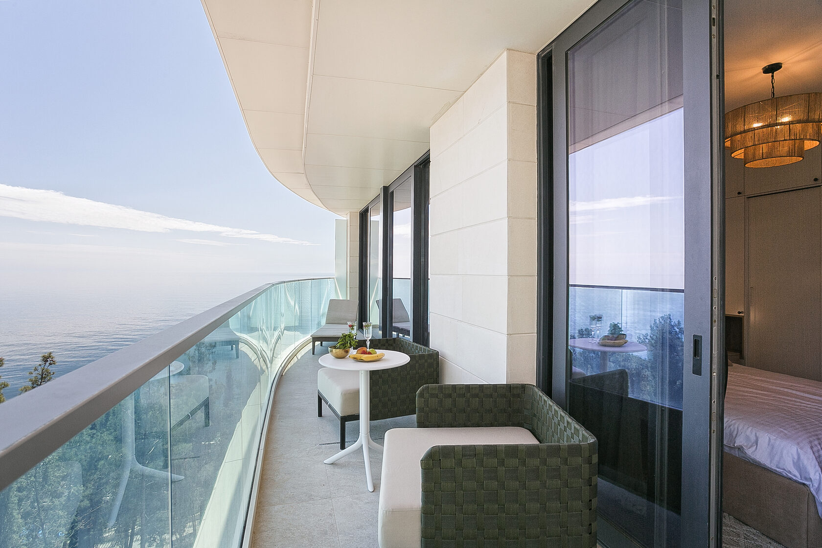 Интерьер и вид на море из апартамента SkyPlaza в Ялте